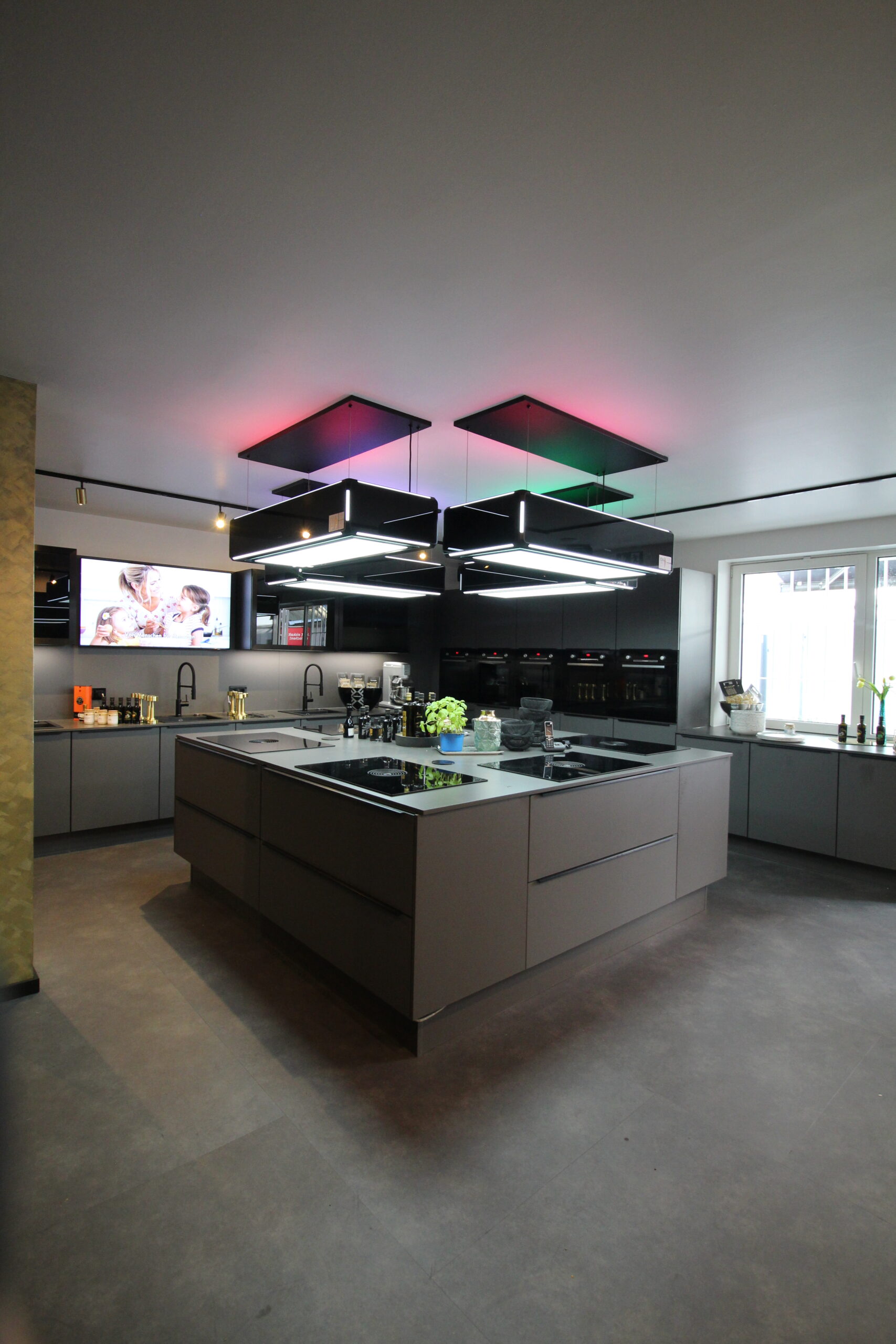 SHOWK CHE Tre SHOWK CHE Tre